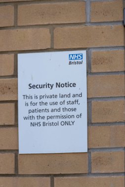 Bristol-Mart 2020-İngiltere NHS Bristol 'dan gelen güvenlik ihbarının yakın görüntüsü