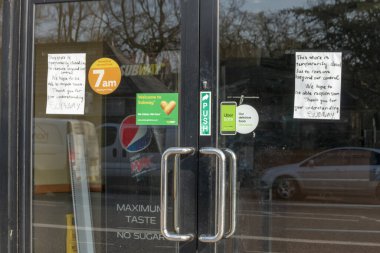 Bristol-Mart 2020-İngiltere Cronavirüs sırasında bir süpermarketin dışındaki bir tabelaya yakından bakmak, İngiltere 'deki covid-19 virüs salgını