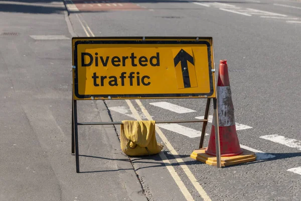 Bristol-March-2020-İngiltere-Devam eden yol işçilerinin ana yolunun ortasındaki trafik işaretinin yakın görüntüsü 