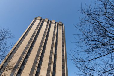 Bristol-Mart 2020-İngiltere. Arkasında güzel mavi gökyüzü olan yüksek bir şehir binasının yakın görüntüsü. 