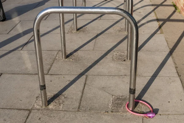 Uma Vista Perto Uma Fechadura Bicicleta Rosa Corrente Conectada Poste — Fotografia de Stock