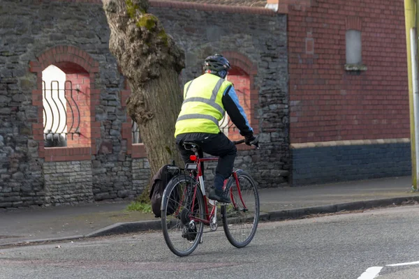 Bristol Março 2020 Inglaterra Uma Visão Perto Homem Andando Bicicleta — Fotografia de Stock