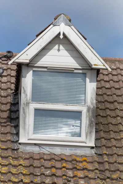 屋顶上的一个小窗的近景 — 图库照片