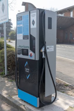 Bristol-Nisan-2020-İngiltere. Bir süpermarketin otoparkındaki elektrik şarj istasyonunun yakın görüntüsü. 