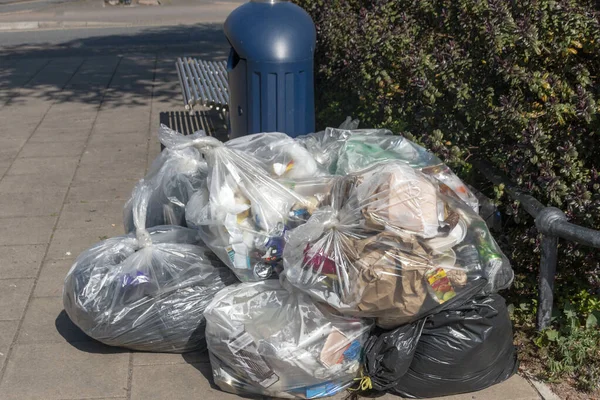Bristol Kwiecień 2020 Anglia Zbliżenie Widok Śmieci Nagromadzonych Obok Publicznego — Zdjęcie stockowe