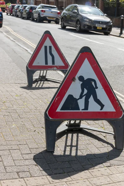 Bristol-Nisan 2020-İngiltere Uyarı yollarının yan yoldaki çalışma tabelalarının yakın görüntüsü 