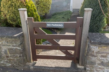 Ön kapısında parka izin verilmeyen bir ön kapının yakın görüntüsü. 