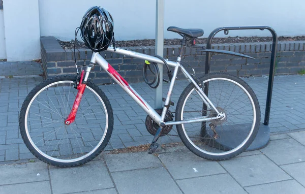 Uma Vista Perto Uma Bicicleta Capacete Presos Poste Com Uma — Fotografia de Stock