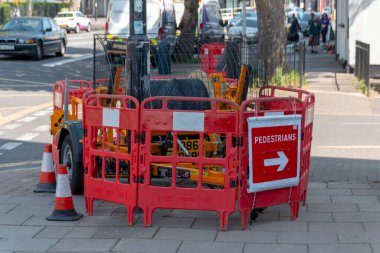 Bristol-Nisan 2020-İngiltere - Yeraltı kablolarını tamir ve değiştirme çalışmalarının yakın görüntüsü 