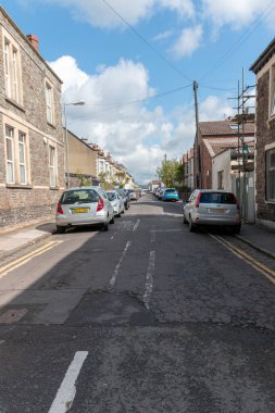 Bristol-Nisan 2020-İngiltere. Yoldaki herkesin kapalı olduğu boş bir caddenin yakın görüntüsü arabalarla dolu. 