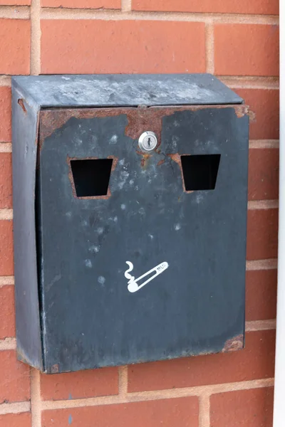 Una Vista Cerca Una Caja Cigarrillos Metal Utilizada Para Apagar —  Fotos de Stock