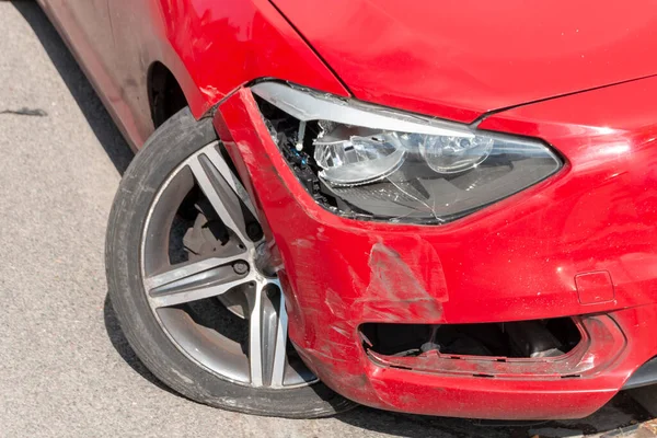 Bir kaza geçiren ve ön tekerleğin arabanın ana gövdesinden ayrılmasıyla sonuçlanan bir arabanın yakın görüntüsü. Direksiyon yana doğru eğilmiş. 