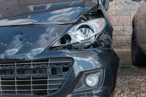 Bir kaza geçirmiş bir arabanın yakın çekim görüntüsü. 