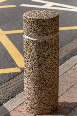 Arabaları, kamyonları ve ağır araçları durduran beton bir direğin yakın görüntüsü 