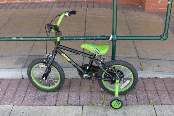 Une Vue Rapprochée Petit Vélo Vert Noir Pour Enfants Qui — Photo