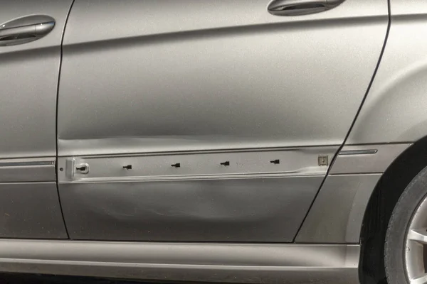Yan paneli eksik bir araba kapısının yakın görüntüsü. 