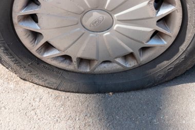 Bristol-Mayıs-2020-İngiltere-Patlak lastiğin yakın çekim görüntüsü 