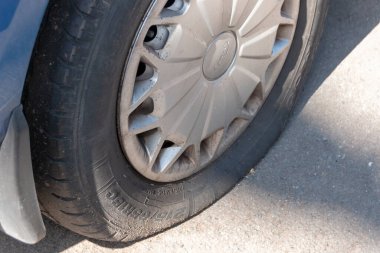 Bristol-Mayıs-2020-İngiltere-Patlak lastiğin yakın çekim görüntüsü 