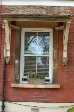 Bristol-Mayıs 2020-Engalnd- bir pencerenin yakın görüntüsü dekoratif olarak tasarlanmış çatı örtüsü ve çiçek saksısı 