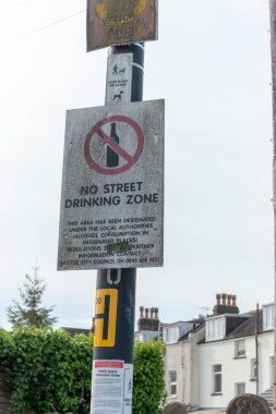 Bristol-Mayıs-2020-İngiltere - Bristol 'daki ana yolda sokak içilmez tabelasının yakın görüntüsü 