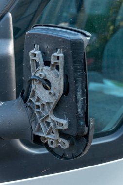 Minibüsün arka aynasına yakın bir görüntü engellenmiş ve arka kapağı yok.