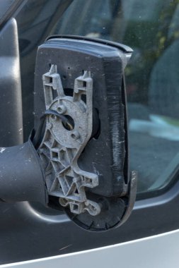 Minibüsün arka aynasına yakın bir görüntü engellenmiş ve arka kapağı yok.