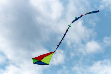 Gökyüzünde uçan parlak renkli bir uçurtmanın yakın görüntüsü.