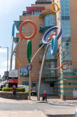 Bristol-Mayıs-2020-İngiltere Bristol Çocuk Hastanesi 'nin dışındaki parlak renkli metal halka sanat yapısına yakından bir bakış 