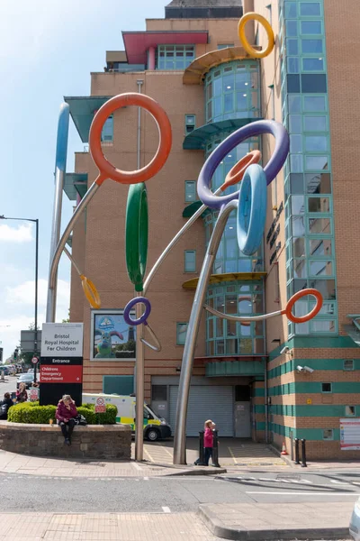 Bristol-Mayıs-2020-İngiltere Bristol Çocuk Hastanesi 'nin dışındaki parlak renkli metal halka sanat yapısına yakından bir bakış 
