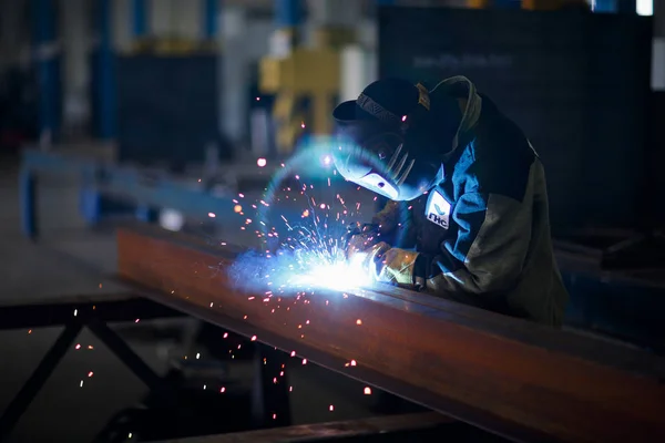 A welder at a factory — Stock Photo, Image