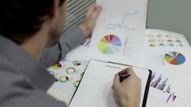 Employé Une Grande Entreprise Passe Revue Les Graphiques Croissance — Video