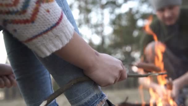 Joven Con Una Chica Freír Salchichas Hoguera Videoclip