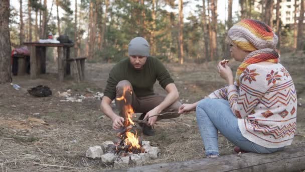Jonge Echtpaar Natuur Frietjes Worstjes Brandstapel — Stockvideo