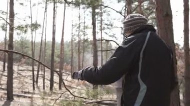 Orman bölgesindeki bir turist haritada konuşlanma yerine gider.