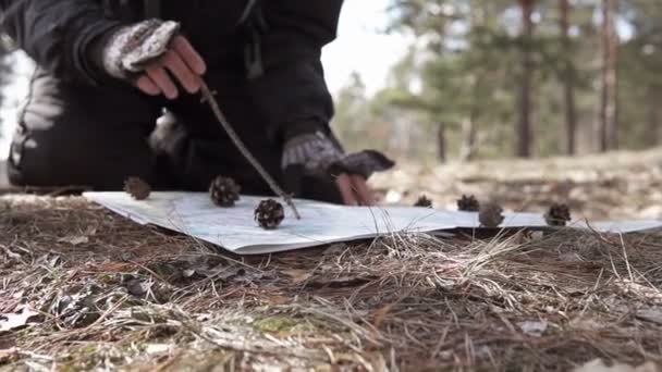 Seorang Turis Daerah Hutan Membuka Rute Pada Peta — Stok Video