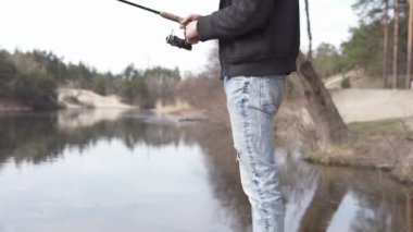 Adam profesyonel bir dönüşle yırtıcı balık yakalıyor.