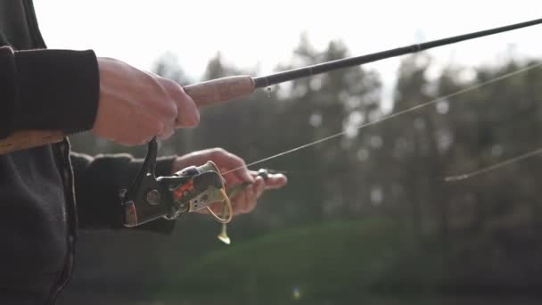 男キャッチ捕食魚上のAプロスピニング — ストック動画