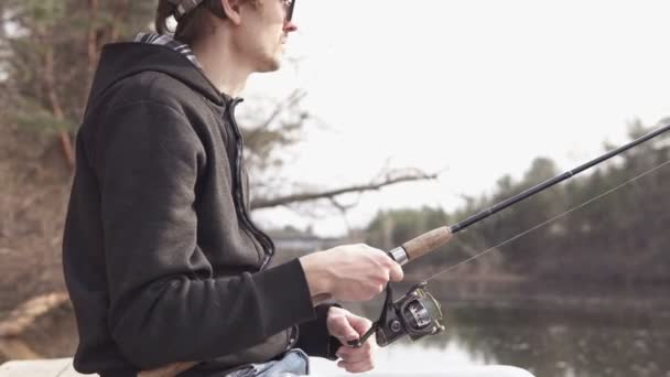 Guy Captura Peces Depredadores Spinning Profesional — Vídeo de stock