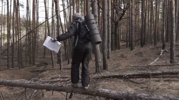 穿越国境引导游客走向他在森林地区的目标 — 图库视频影像