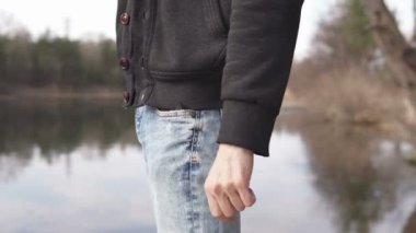 Kıyıdaki genç balıkçı yırtıcı bir balık yakalar.