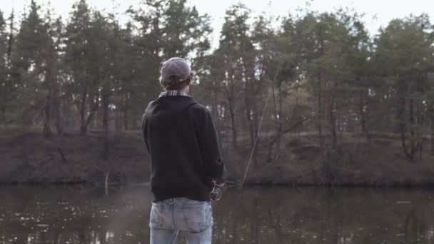 Молодий Спортсмен Рибалка Узбережжі Ловить Хижих Риб — стокове відео