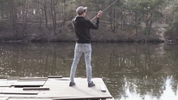 Joven Atleta Pescador Costa Captura Pez Depredador — Vídeo de stock