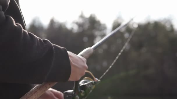 川で回転する釣り — ストック動画