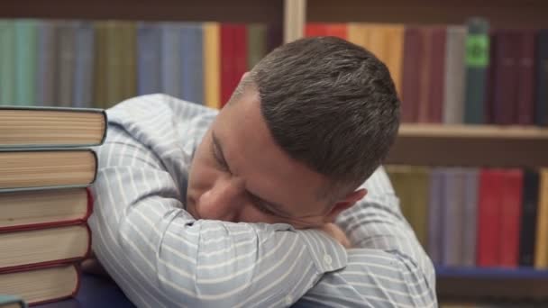 Unge Man Sover Biblioteket — Stockvideo