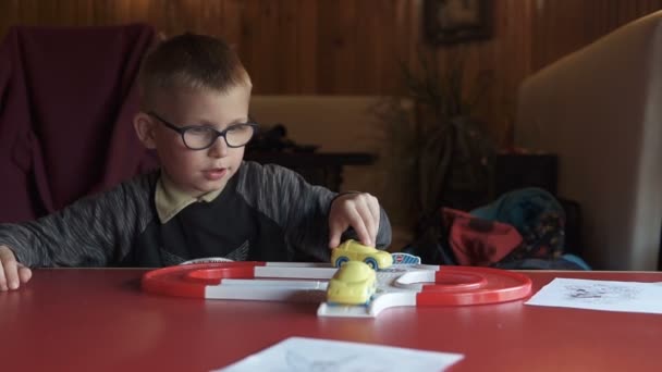 Junge Spielt Hause Mit Spielzeugautos — Stockvideo