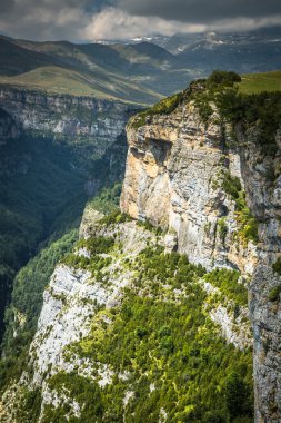 Pirene Dağları peyzaj - yaz anisclo kanyonda. Huesca,