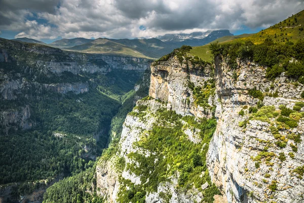 Pyrenäen-Gebirgslandschaft - Anisclo-Schlucht im Sommer. huesca, — Stockfoto