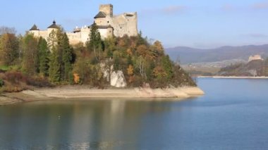Niedzica Castle - Dunajec Kalesi - parlak yaz gününde Pieniny dağlarda / Polonya