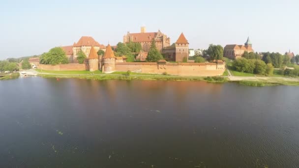 Замок Тевтонского ордена в Мальборке, Польша. — стоковое видео