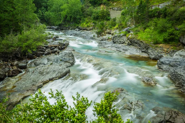 Rivière de l'Èbre à travers une vallée en Cantabrie, Espagne — Photo